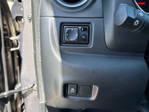 Used 2012 Nissan Versa SV FWD image 26