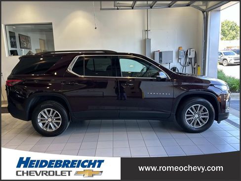 Used 2023 Chevrolet Traverse LT FWD image 2