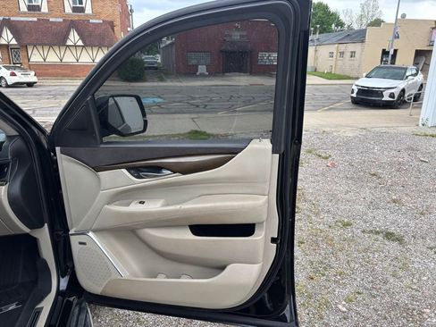 Used 2018 Cadillac Escalade ESV Luxury AWD/4WD image 11
