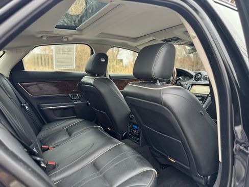 Used 2019 Jaguar XJ R-Sport image 15