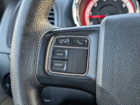 Used 2019 Dodge Grand Caravan SE w/ UConnect Hands-Free Group image 18