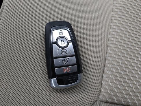 Used 2022 Ford Explorer XLT image 32