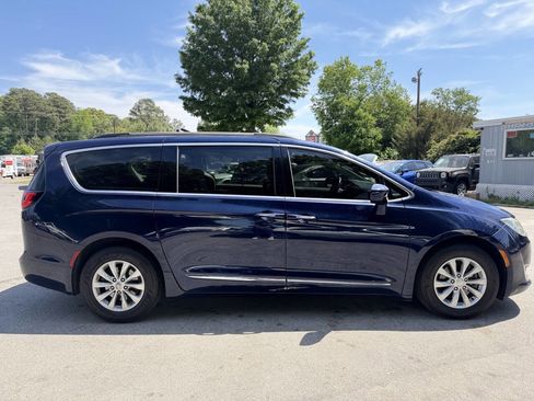 Used 2017 Chrysler Pacifica Touring-L image 4