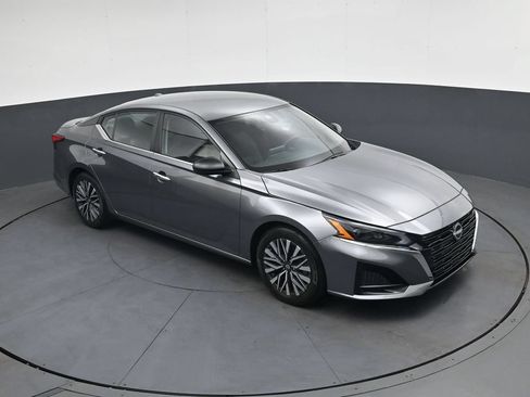 Used 2024 Nissan Altima 2.5 SV FWD image 20