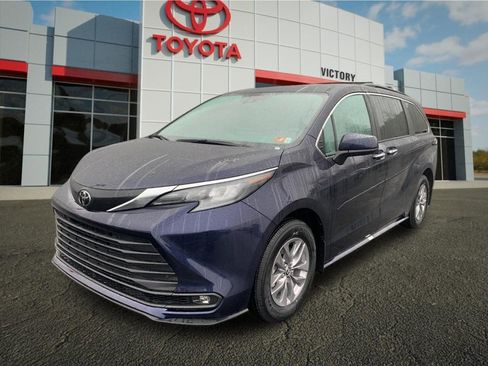 New 2026 Toyota Sienna XLE image 7