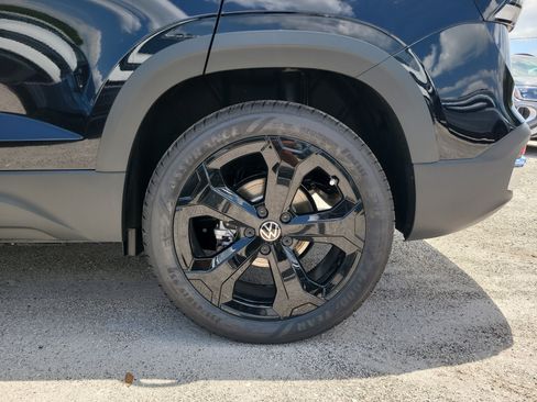 New 2025 Volkswagen Taos SEL image 9