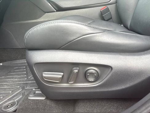 Used 2022 Toyota Venza XLE AWD/4WD image 16