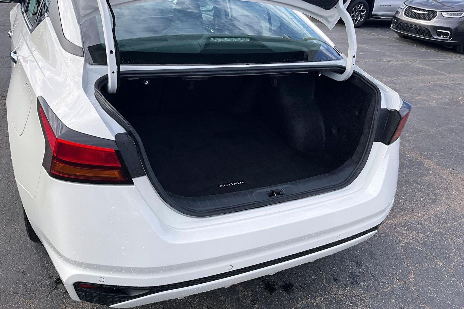 Used 2025 Nissan Altima 2.5 SV FWD image 4