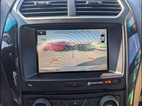 Used 2016 Ford Explorer XLT w/ Equipment Group 202A image 9