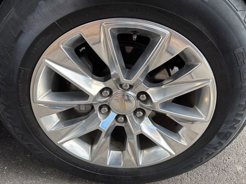 Used 2023 Chevrolet Suburban Premier image 12