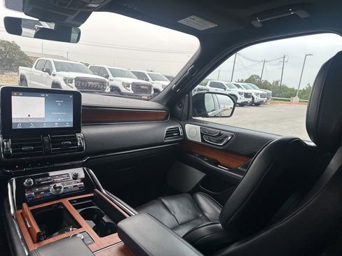 Used 2019 Lincoln Navigator L Reserve image 24