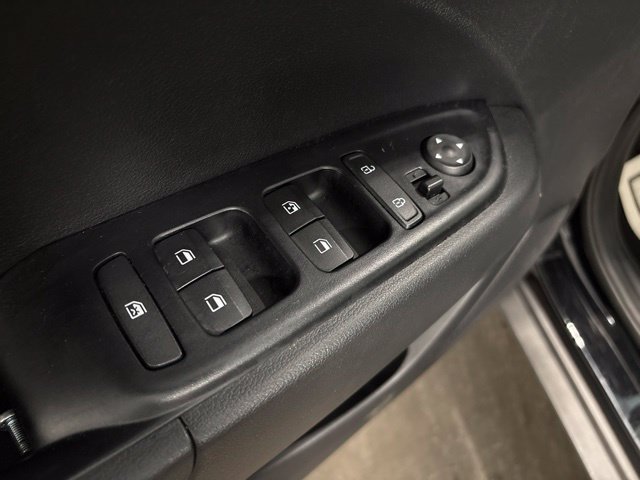 Used 2025 Hyundai Venue SEL FWD image 11