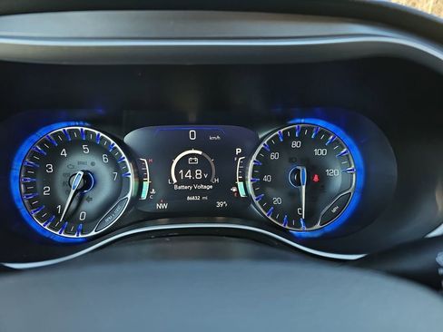 Used 2021 Chrysler Pacifica Touring-L image 24