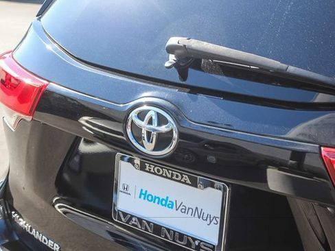 Used 2018 Toyota Highlander XLE w/ Carpet Mat Package (TMS) FWD image 9