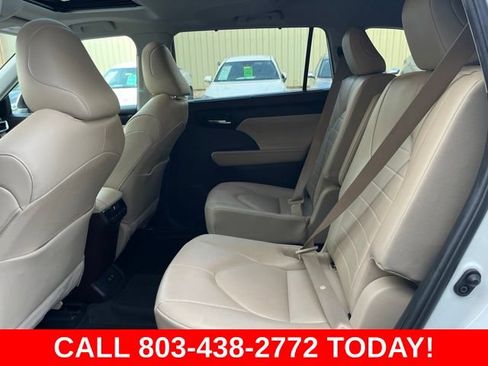 Used 2020 Toyota Highlander XLE FWD image 12