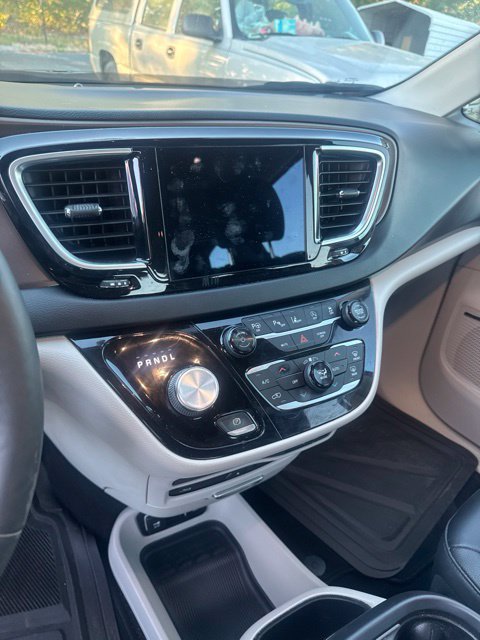 Used 2018 Chrysler Pacifica Touring-L Plus w/ Advanced Safetytec Group FWD image 11