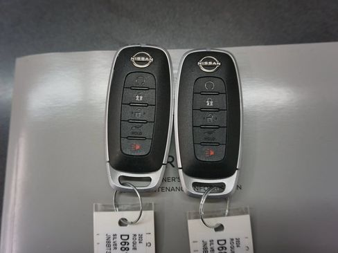 Used 2024 Nissan Rogue SV FWD image 16