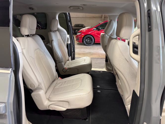 Used 2021 Chrysler Pacifica Touring-L FWD image 29