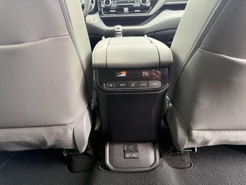 Used 2024 Toyota Highlander XLE AWD/4WD image 16