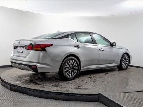 Used 2024 Nissan Altima 2.5 SV image 7