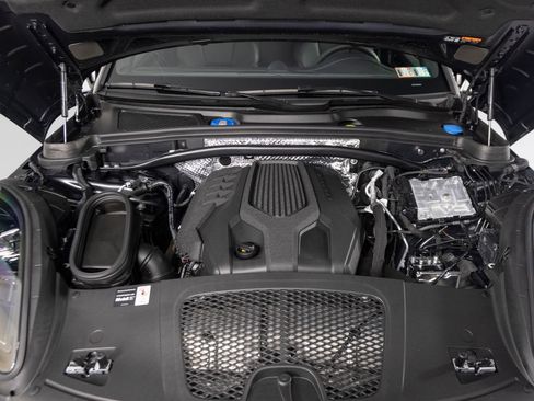 Certified 2026 Porsche Macan AWD/4WD image 47