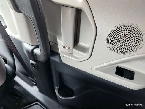 Used 2024 Toyota Sienna LE image 44