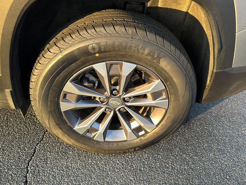 Used 2025 Chevrolet Equinox LT image 30