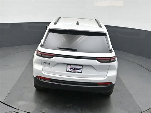 New 2025 Jeep Grand Cherokee Laredo image 32