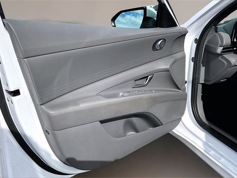 Used 2022 Hyundai Elantra SE w/ Preferred Accessory Package image 17