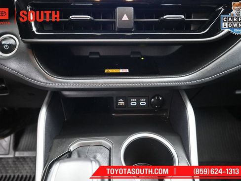 Used 2024 Toyota Highlander XLE AWD/4WD image 17