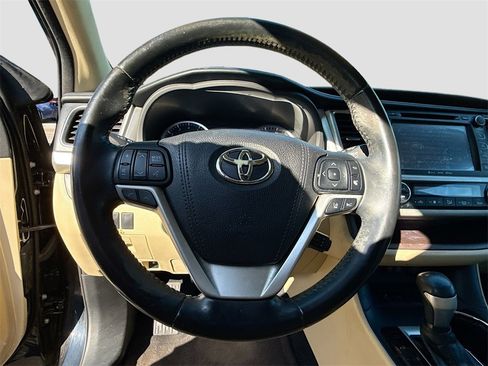 Used 2017 Toyota Highlander XLE image 12