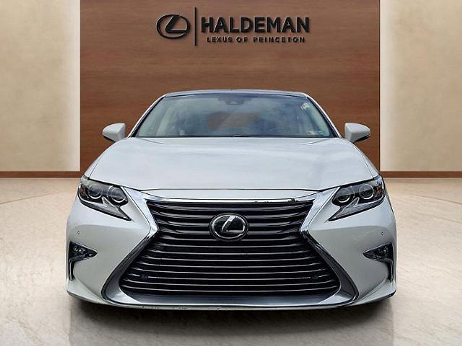 Used 2017 Lexus ES 350 FWD image 2