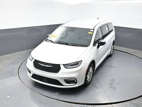 Used 2024 Chrysler Pacifica Touring-L FWD image 42