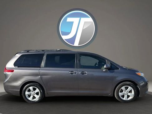 Used 2012 Toyota Sienna LE image 2