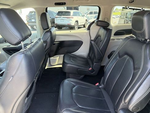Used 2022 Chrysler Pacifica Touring-L FWD image 12