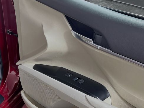 Used 2020 Toyota Camry LE image 32