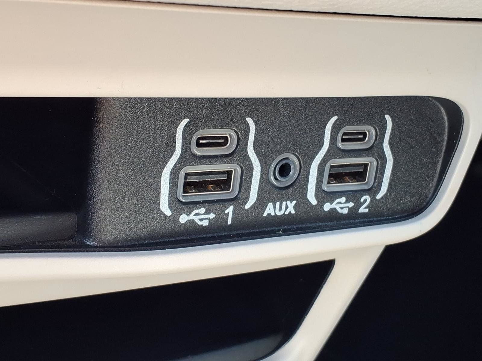Used 2024 Chrysler Pacifica Limited FWD image 18