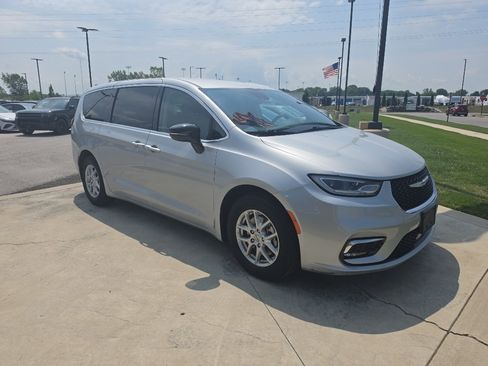 Used 2024 Chrysler Pacifica Touring-L FWD image 3