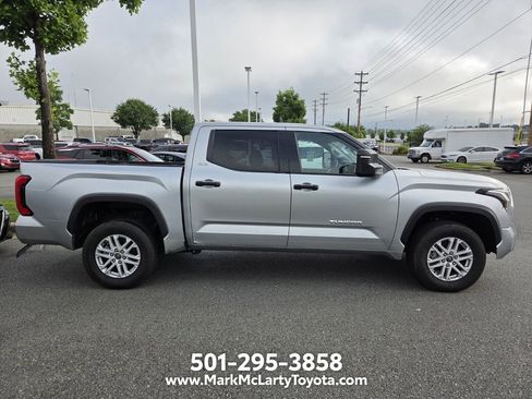 Used 2022 Toyota Tundra SR5 w/ SR5 Convenience Package AWD/4WD image 10