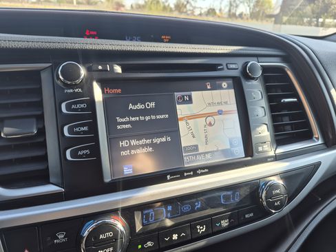 Used 2018 Toyota Highlander XLE AWD/4WD image 23