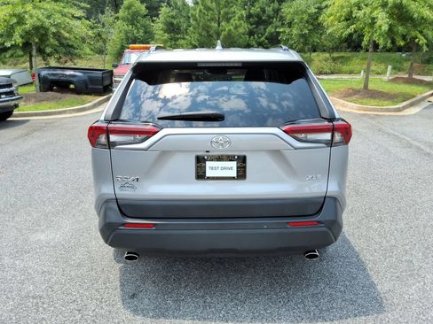 Used 2019 Toyota RAV4 XLE Premium FWD image 6