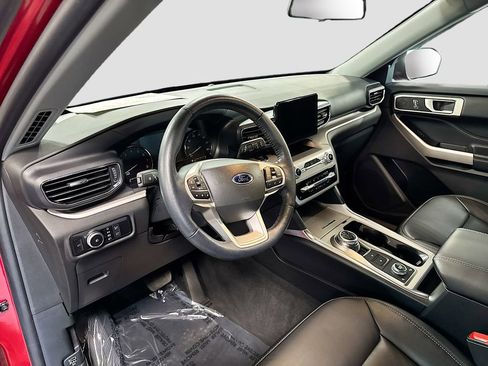 Used 2022 Ford Explorer XLT w/ Equipment Group 202A image 5
