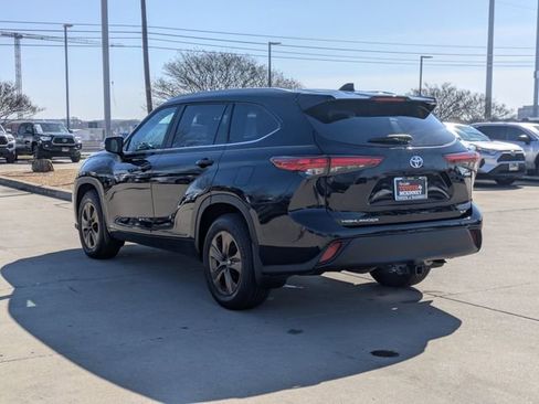 Used 2023 Toyota Highlander Bronze Edition image 8