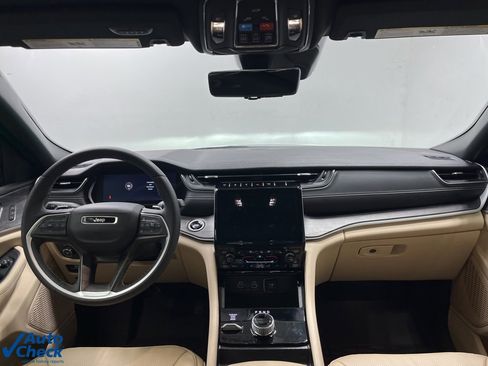 Used 2025 Jeep Grand Cherokee Limited w/ Luxury Tech Group II image 19