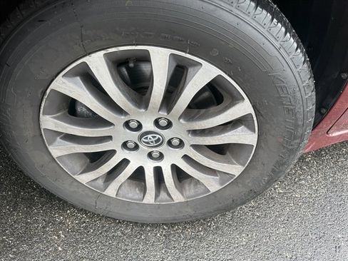 Used 2018 Toyota Sienna XLE image 36