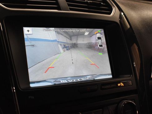 Used 2018 Ford Explorer XLT w/ Equipment Group 202A AWD/4WD image 18
