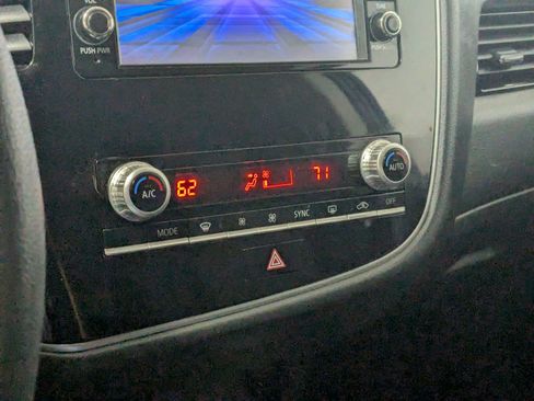 Used 2020 Mitsubishi Outlander ES AWD/4WD image 19