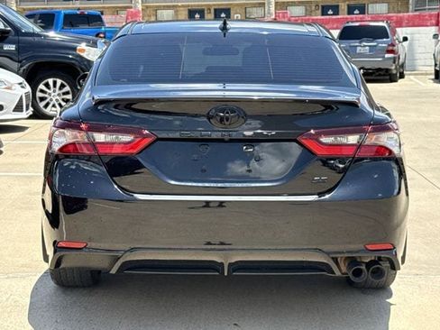 Used 2022 Toyota Camry SE FWD image 5