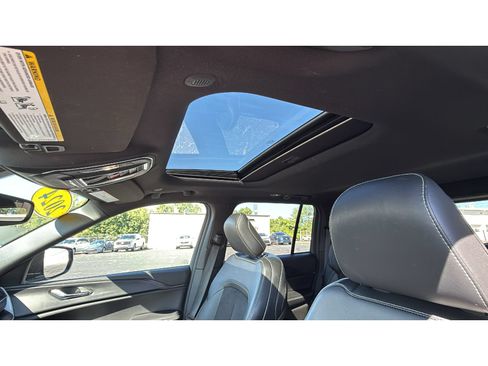 Used 2024 Jeep Grand Cherokee Altitude AWD/4WD image 29