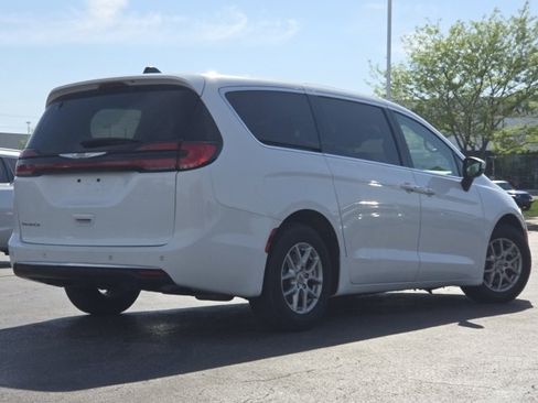 Used 2023 Chrysler Pacifica Touring-L image 9